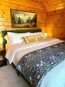 Luxury Lakefront Log Cabin on Lake Ojibway - Image 5