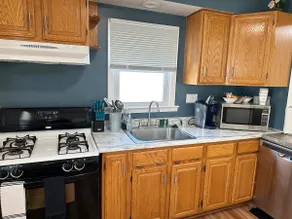 Spacious Lower Duplex in ”Heart of Metro Detroit” - Image 2