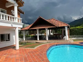 Cheerful summer villa with pool - Image 3