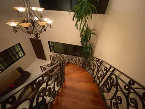 Elegant house with private Jacuzzi and river access - Image 2