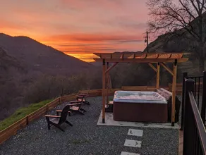 Hilltop retreat with panoramic views & hot tub - Image 3