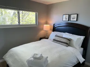 Cheerful modern 2 bedroom home with parking - Image 5