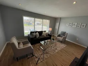 Cheerful modern 2 bedroom home with parking - Image 2