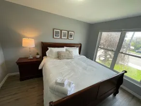 Cheerful modern 2 bedroom home with parking - Image 4
