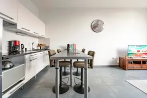 Chic apartment with private parking - Image 3