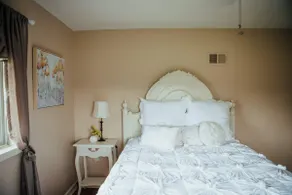 Welcome to Aunt Bea’s Cozy Cottage/ - Image 5