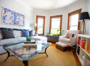 Sunny 2-bedroom apt w/ 2 car parking & pvt deck - Image 2