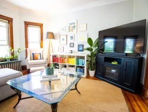 Sunny 2-bedroom apt w/ 2 car parking & pvt deck - Image 3