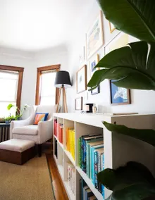 Sunny 2-bedroom apt w/ 2 car parking & pvt deck - Image 4