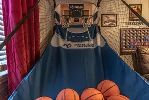 Vintage*GAME ROOM*Retro*Pet Friendly - Image 5