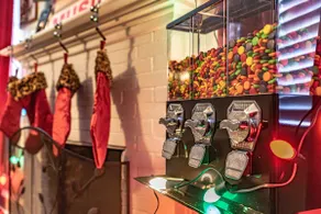 Vintage*GAME ROOM*Retro*Pet Friendly - Image 4