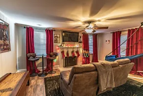 Vintage*GAME ROOM*Retro*Pet Friendly - Image 3