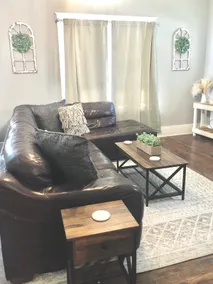 Cozy 4 bedroom Farmhouse close to downtown - Image 2