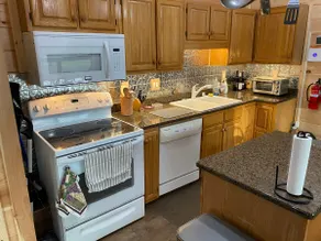 Secluded couple’s mountain cabin - Image 3