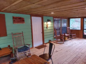 Inviting 3 Bedroom 2 Bath Cabin - Image 2