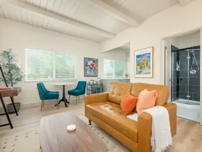 Mid Century Retreat | King Bed, mins to Restaurant - Image 2