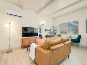 Mid Century Retreat | King Bed, mins to Restaurant - Image 3