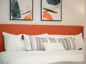 Mid Century Retreat | King Bed, mins to Restaurant - Image 5