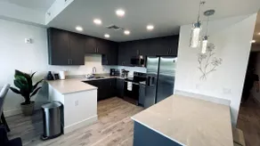 ★ New Luxury Waterfront Condo ★ Pool/Gym/Hot tub ★ - Image 5