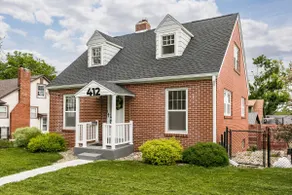 Cozy NE home. Near downtown CR, charming area. - Image 5