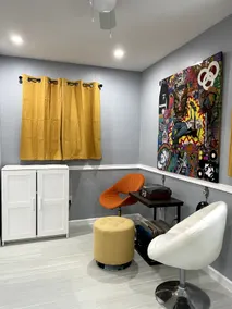 Minimalist Home with 4 bedrooms and 5 beds - Image 4