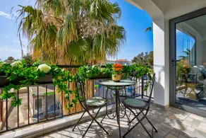 Dreamy 2 bed apartment by the sea - Image 3