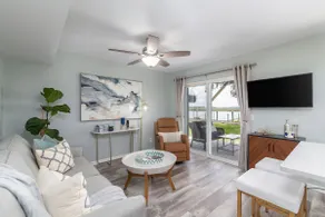 Modern Coastal Escape on Beaufort's Battery Creek - Image 5