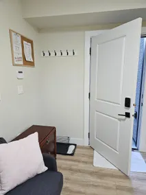 Cozy, bright 2 bedroom suite - Image 4