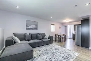 Cozy & Modern Guest Suite with Free Parking - Image 5