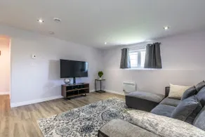 Cozy & Modern Guest Suite with Free Parking - Image 4