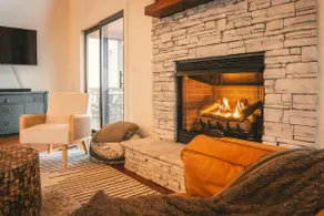 Cozy mountain-top cabin home - Image 5