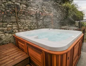 Romantic Retreat: Hot Tub, Log Burner & Bay Views - Image 2