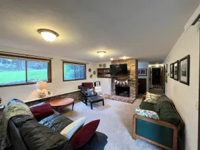 Comfy 6-bedroom family home in the forest hills - Image 2
