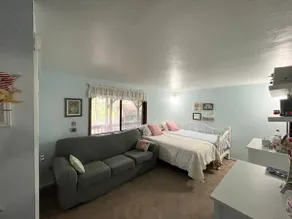 Comfy 6-bedroom family home in the forest hills - Image 4
