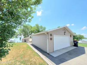 Beach front cabin on lake Poinsett with hot tub! - Image 2