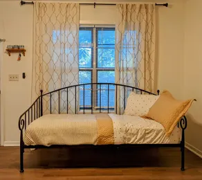 Marian House: 2-Bedroom Getaway in Hallettsville - Image 3