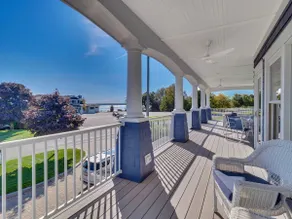 Stunning Lakeview Home with 5 Bedrooms and 6k SqFt of Modern, High-End Amenities - Image 2