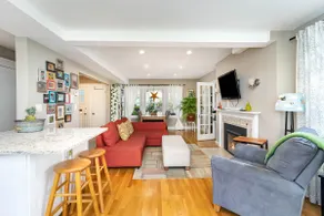 Gorgeous townhouse in Salem w/ outdoor oasis - Image 4