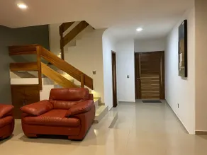 Spacious house with pool access. - Image 3