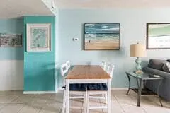 Contemporary Cottage Condo Plush Ocean Front King - Image 2