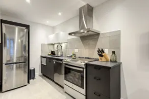 A10 | Modern Studio | Courtyard View - Image 2
