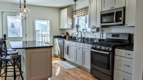 Luxury living, quick walk to town. King bed. - Image 2