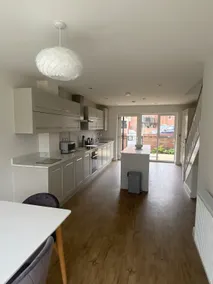 Modern 3 Bed Town House Marina Hull - Image 2