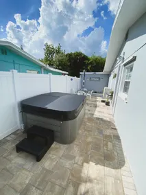 Tropical vibes🏝: 1-bedroom place with a hot tub 🏝☀️ - Image 4