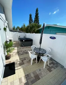 Tropical vibes🏝: 1-bedroom place with a hot tub 🏝☀️ - Image 2