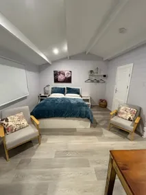 Cosy, intimate cabin with kitchenette and en-suite - Image 5