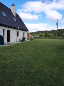 Country cottage with large garden - Image 2