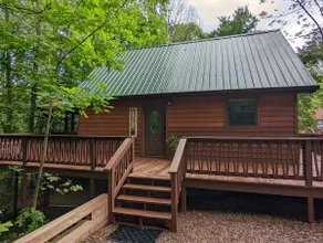 Cozy cabin with wrap around porch and only minutes to town! - Image 2