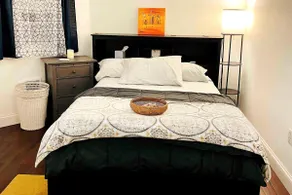 Cozy and Quaint 1-Bedroom w/Backyard - Image 2