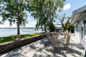Huge Lake House Near Madison - Image 4